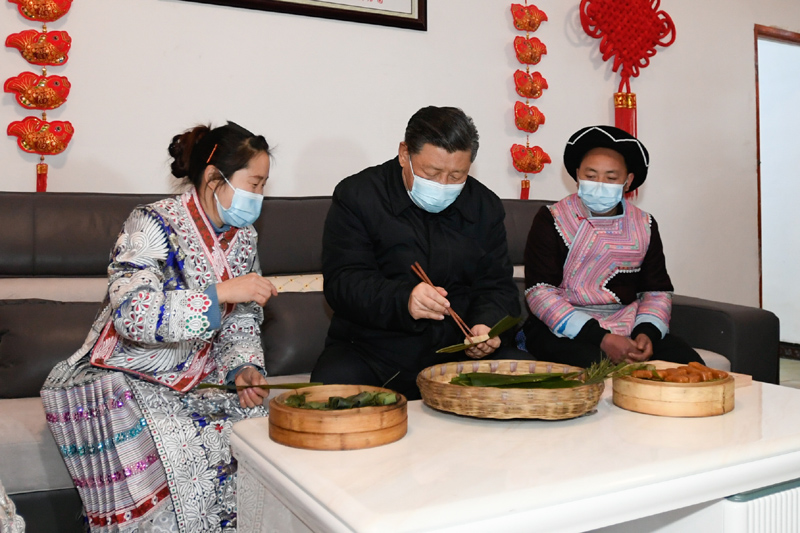2021年2月3日下午，習(xí)近平總書記在貴州省畢節(jié)市黔西縣新仁苗族鄉(xiāng)化屋村苗族村民趙玉學(xué)家，同趙玉學(xué)一家邊聊家常邊制作當(dāng)?shù)貍鹘y(tǒng)節(jié)日食品黃粑。