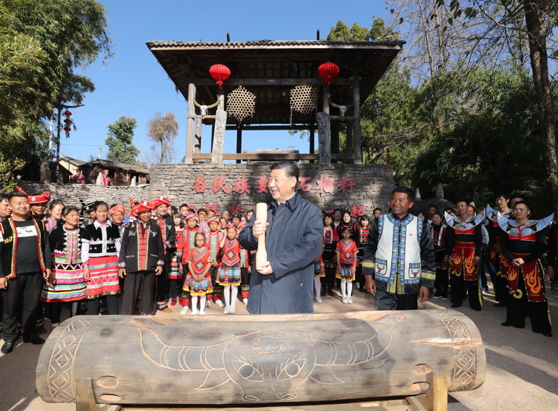 2020年1月19日下午，習(xí)近平總書記在云南省騰沖市清水鄉(xiāng)三家村中寨司莫拉佤族村廣場上，敲響三聲佤族木鼓，祝福來年風(fēng)調(diào)雨順、國泰民安。
