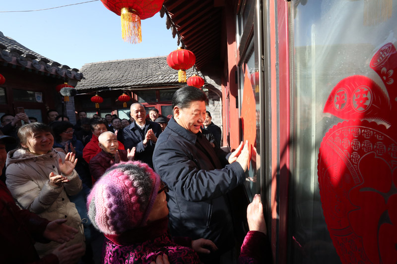 2019年2月1日，習(xí)近平總書記在北京前門東區(qū)草廠四條胡同32號院，高興地拿起一幅“?！弊?，親自貼到門上，給這里的老街坊們拜年。