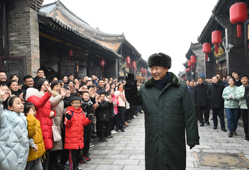 2022年1月27日上午，習(xí)近平總書記到山西省平遙古城向現(xiàn)場群眾揮手致意，給大家拜年。