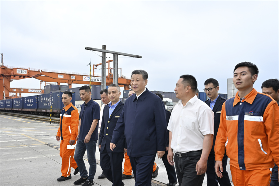 2024年4月22日至24日，中共中央總書記、國(guó)家主席、中央軍委主席習(xí)近平在重慶考察。這是22日下午，習(xí)近平在重慶國(guó)際物流樞紐園區(qū)重慶鐵路集裝箱中心站，同貨車司機(jī)、列車司機(jī)、裝卸工人、場(chǎng)站管理人員等親切交流。新華社記者 岳月偉 攝