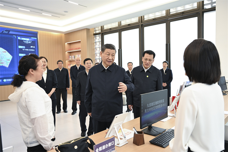 2024年4月22日至24日，中共中央總書記、國(guó)家主席、中央軍委主席習(xí)近平在重慶考察。這是22日下午，習(xí)近平在九龍坡區(qū)謝家灣街道民主村社區(qū)考察。新華社記者 謝環(huán)馳 攝