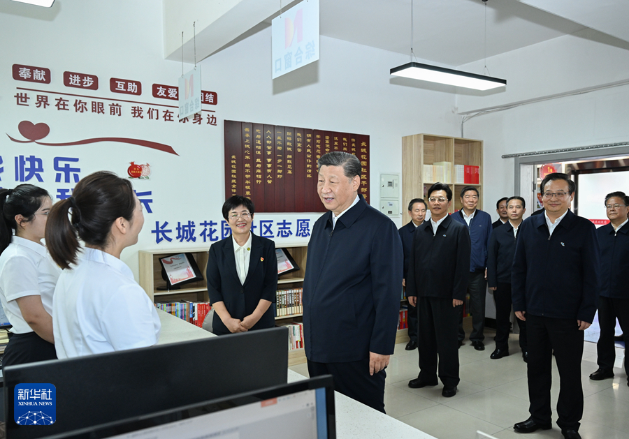 2024年6月19日下午，習(xí)近平在寧夏銀川市金鳳區(qū)長(zhǎng)城花園社區(qū)黨群服務(wù)中心便民服務(wù)廳了解社區(qū)開(kāi)展便民惠民服務(wù)等情況。新華社記者 謝環(huán)馳 攝