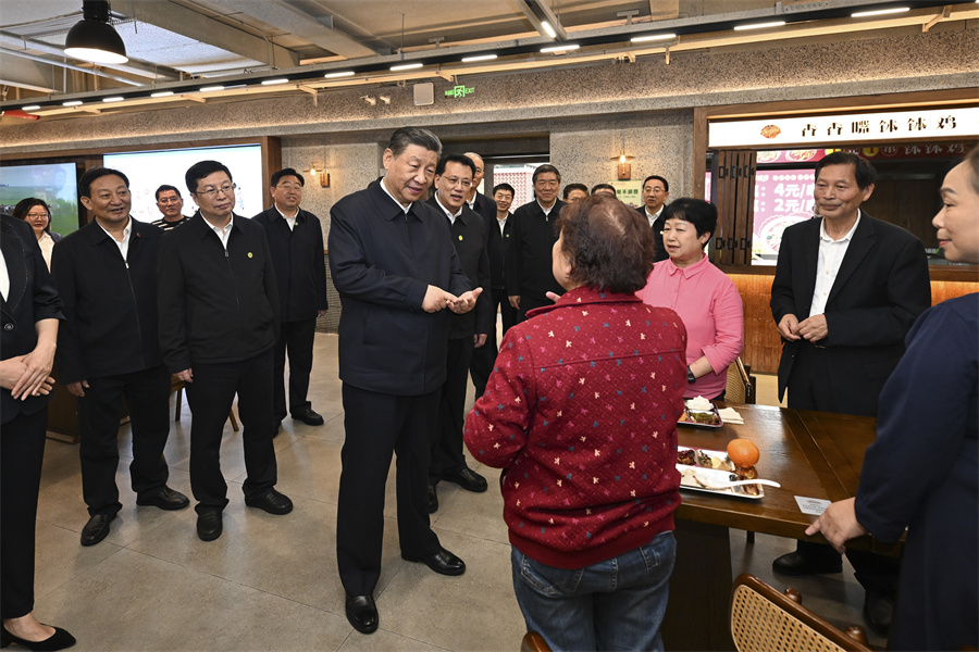 2024年4月22日下午，習(xí)近平在九龍坡區(qū)謝家灣街道民主村社區(qū)考察時(shí)，同正在社區(qū)食堂就餐的群眾親切交流。新華社記者 謝環(huán)馳 攝
